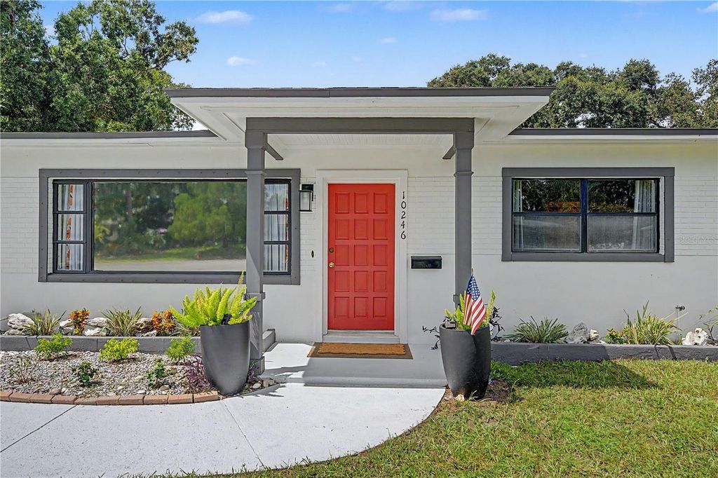 Image 2 of property listing at 10246 N VALLE DRIVE, Tampa, FL 33612