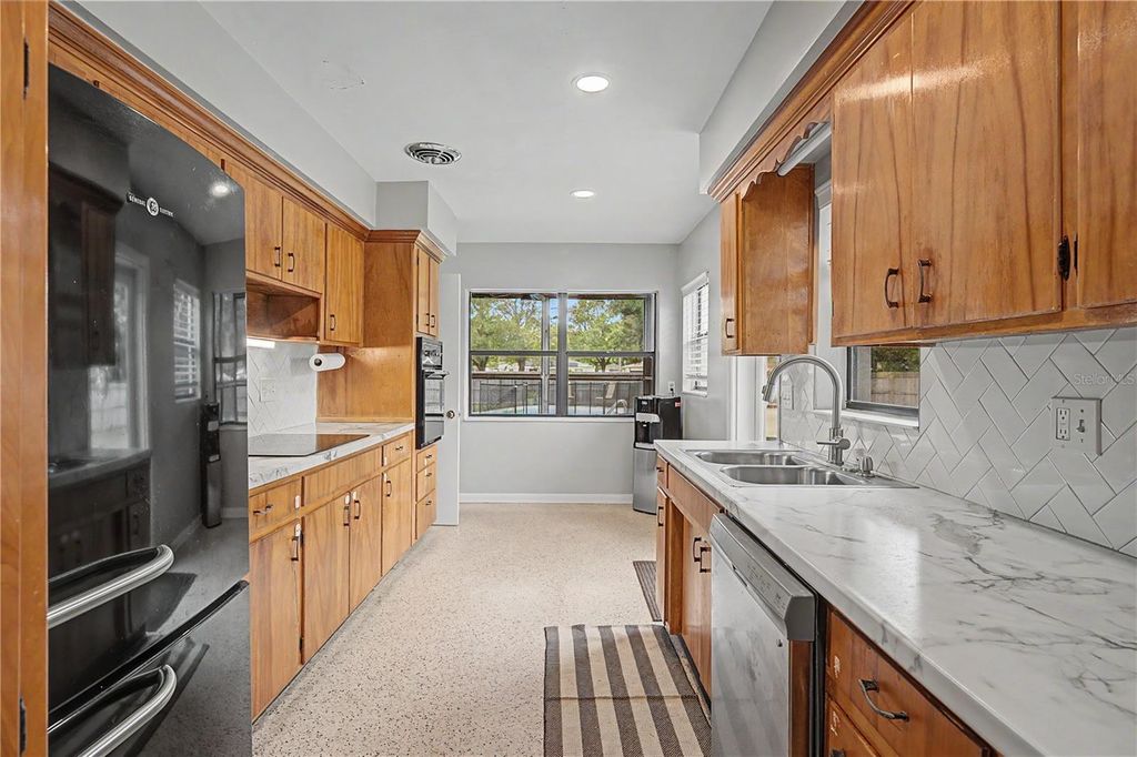 Image 11 of property listing at 10246 N VALLE DRIVE, Tampa, FL 33612
