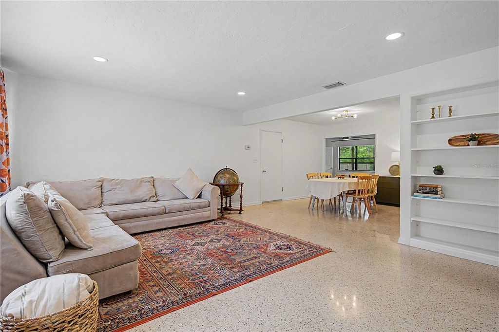 Image 14 of property listing at 10246 N VALLE DRIVE, Tampa, FL 33612