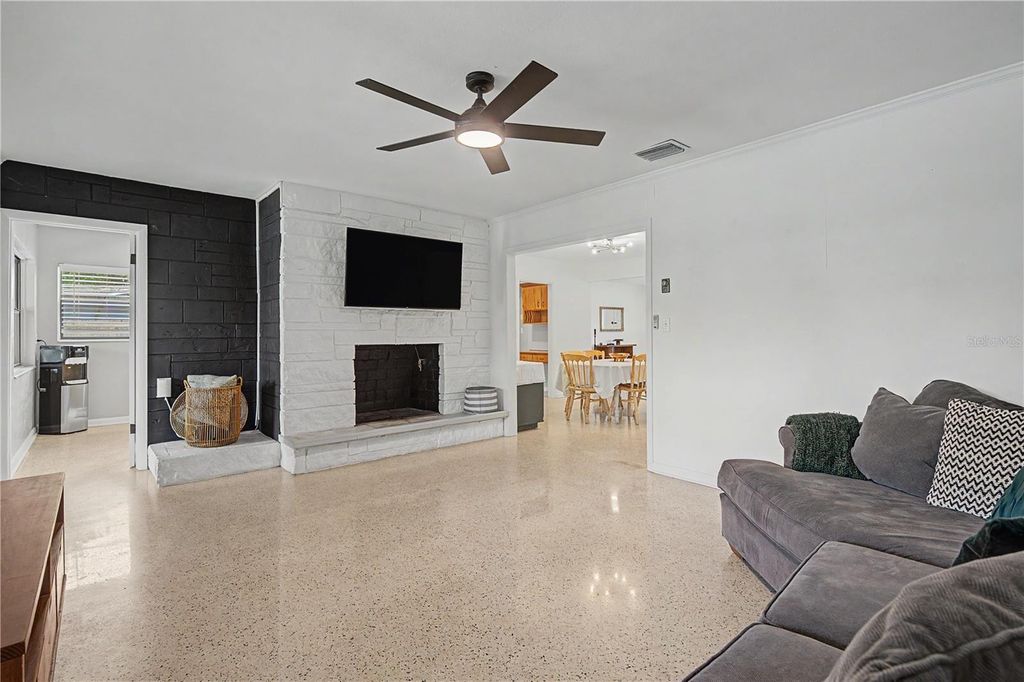 Image 15 of property listing at 10246 N VALLE DRIVE, Tampa, FL 33612