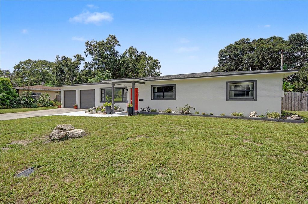 Image 7 of property listing at 10246 N VALLE DRIVE, Tampa, FL 33612