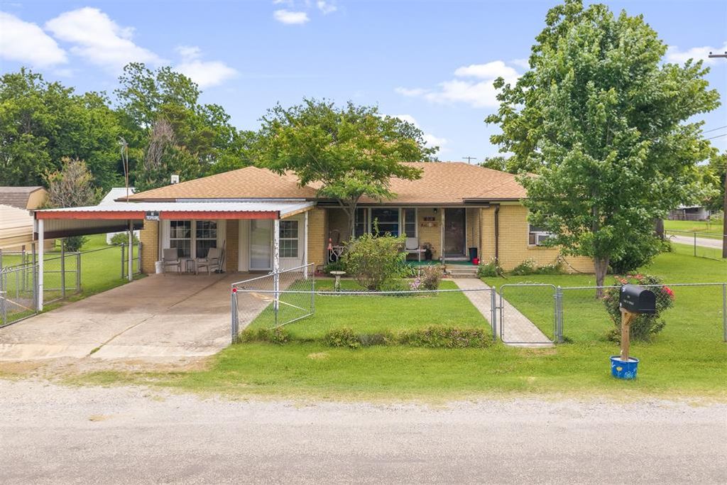 Image 1 of property listing at 218 E H Street, Ringling, OK 73456