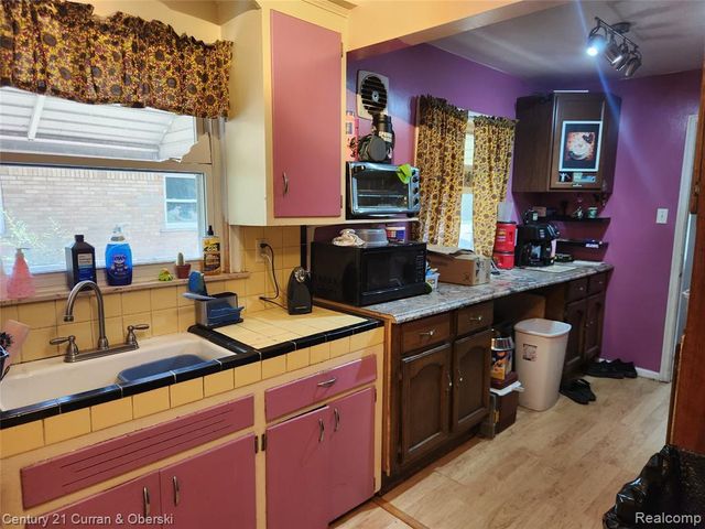 915 E 14 Mile Road, Clawson, MI 48017