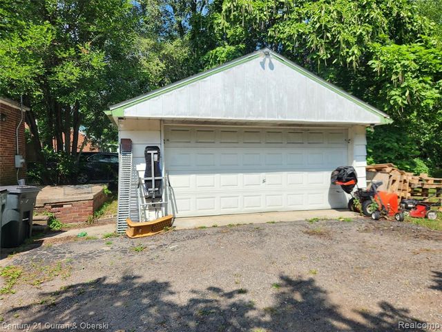 915 E 14 Mile Road, Clawson, MI 48017