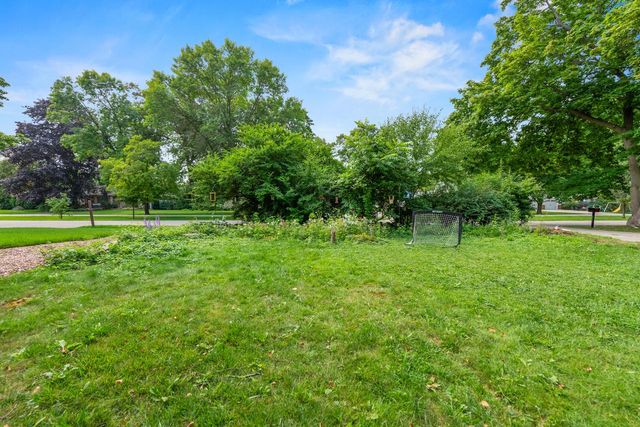 7428 N Santa Monica BOULEVARD, Fox Point, WI 53217