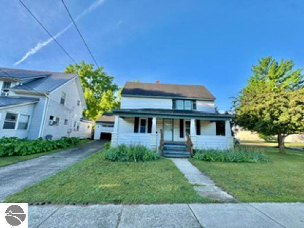 Image 1 of property listing at 221 W Center Street, Alma, MI 48801