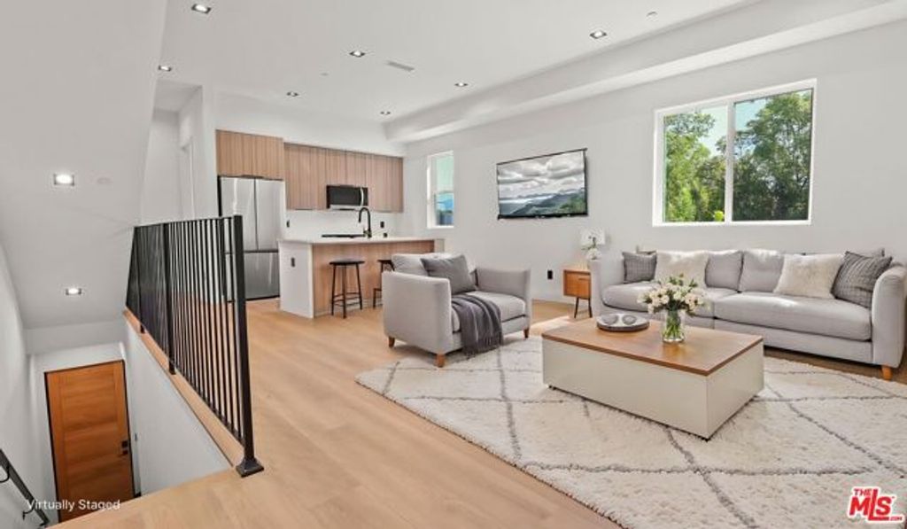 10842 Peach Grove Street, North Hollywood (los Angeles), CA 91601