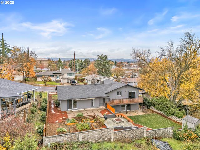 1737 HYBISCUS St, Medford, OR 97504