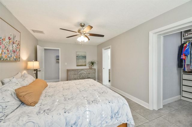 7330 17TH WAY N, St Petersburg, FL 33702