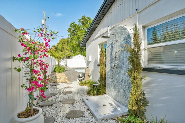 7330 17TH WAY N, St Petersburg, FL 33702