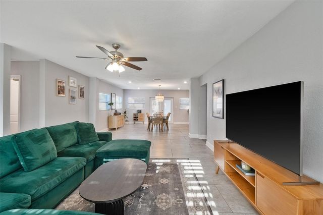 7330 17TH WAY N, St Petersburg, FL 33702