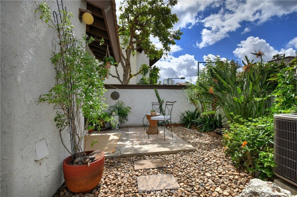 Image 13 of property listing at 6265 Canoga 53, Woodland Hills, CA 91367