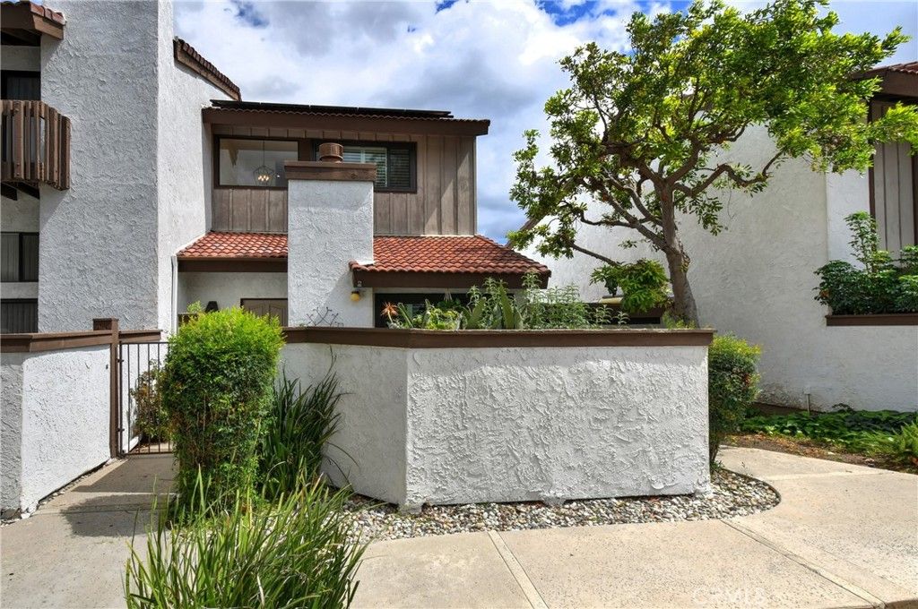 Image 2 of property listing at 6265 Canoga 53, Woodland Hills, CA 91367