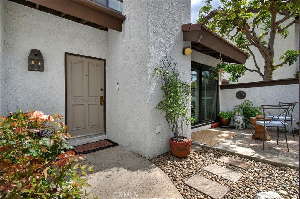 Image 4 of property listing at 6265 Canoga 53, Woodland Hills, CA 91367