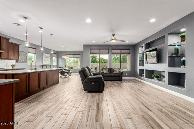 7865 W SILVER SPRING Way, Florence, AZ 85132