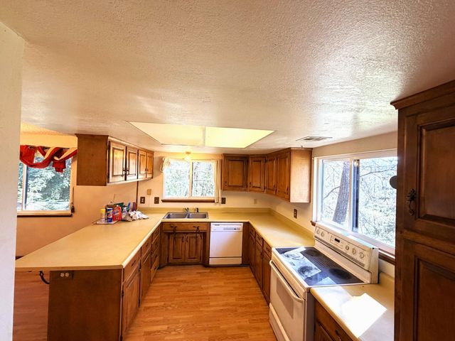 250 Tunnel Creek Road, Grants Pass, OR 97526