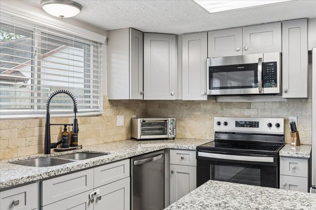 16931 Creek Line Drive, Friendswood, TX 77546