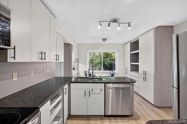 5476 Van Ness Drive, Bloomfield Charter Township, MI 48302