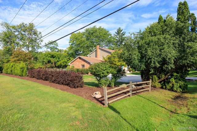 5476 Van Ness Drive, Bloomfield Charter Township, MI 48302