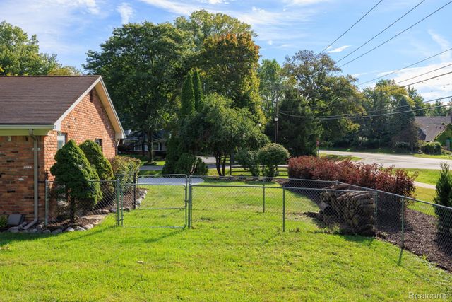 5476 Van Ness Drive, Bloomfield Charter Township, MI 48302