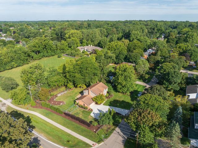 5476 Van Ness Drive, Bloomfield Charter Township, MI 48302