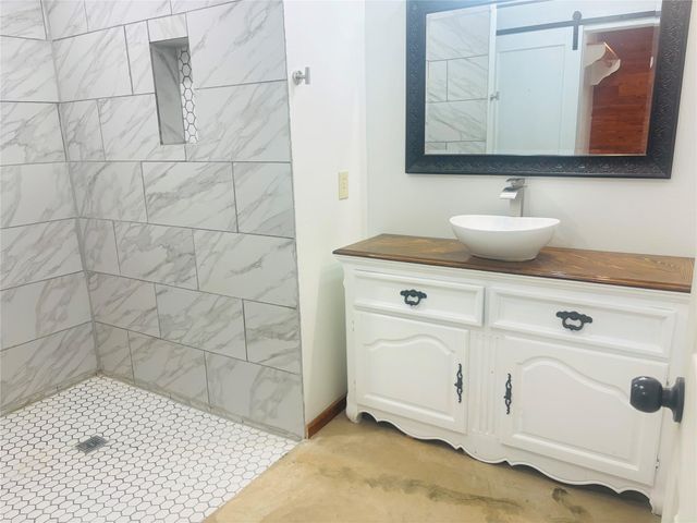 189 Road Runner LN, Bastrop, TX 78602