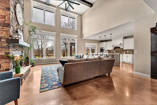 425 NE Duke Hill Road, Bentonville, AR 72713