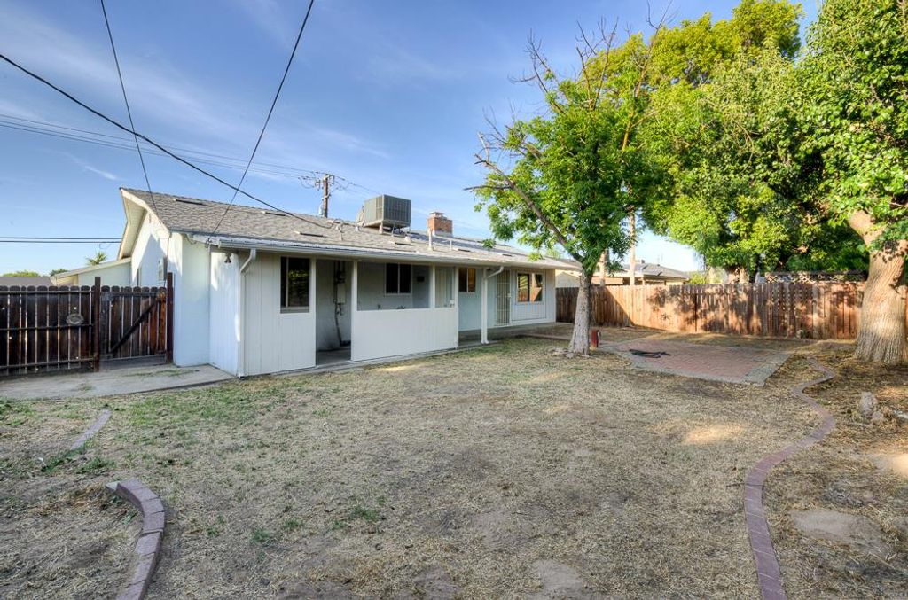 Image 24 of property listing at 3744 E Dakota Avenue, Fresno, CA 93726