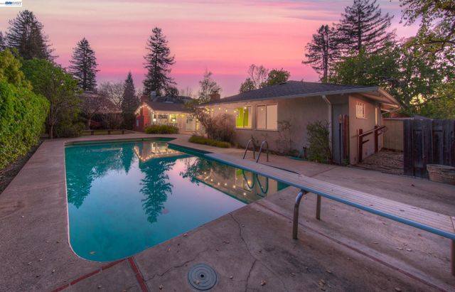 1785 Holly Ave, Menlo Park, CA 94025