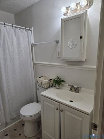 16003 Edgewood Dr, Chester, VA 23831