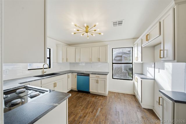 252 E 45th Place, Tulsa, OK 74105