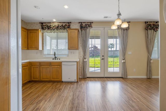 5586 E Atchison Street, Fresno, CA 93727