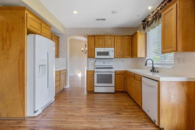 5586 E Atchison Street, Fresno, CA 93727