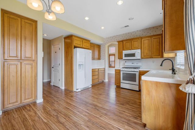 5586 E Atchison Street, Fresno, CA 93727