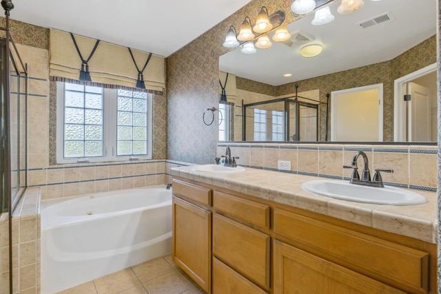 5586 E Atchison Street, Fresno, CA 93727