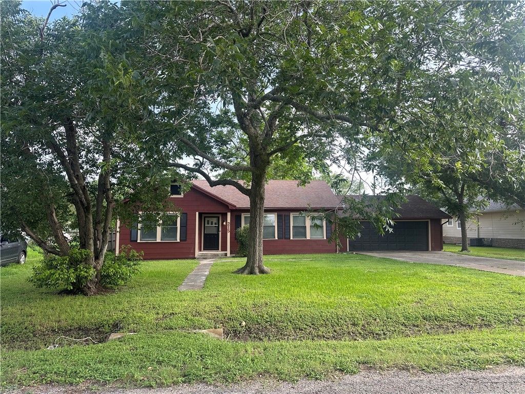 215 W Heard, Refugio, TX 78377 — exterior