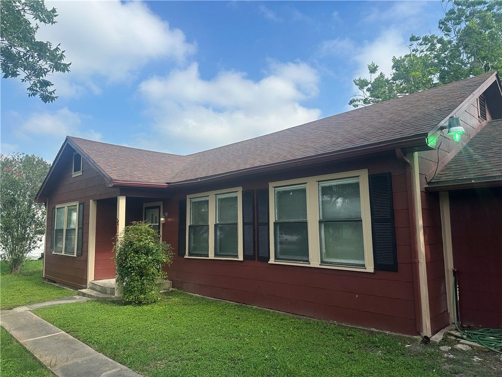 215 W Heard, Refugio, TX 78377 — photo 2