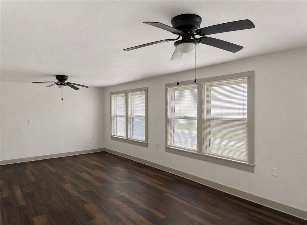 215 W Heard, Refugio, TX 78377 — photo 5
