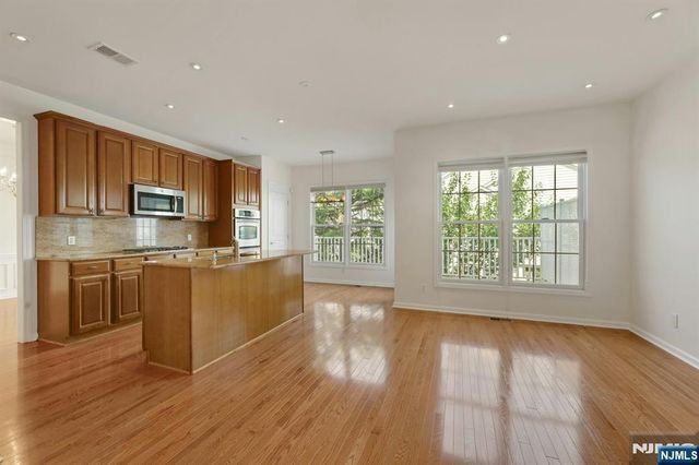 68 Independence Trail, Totowa, NJ 07512