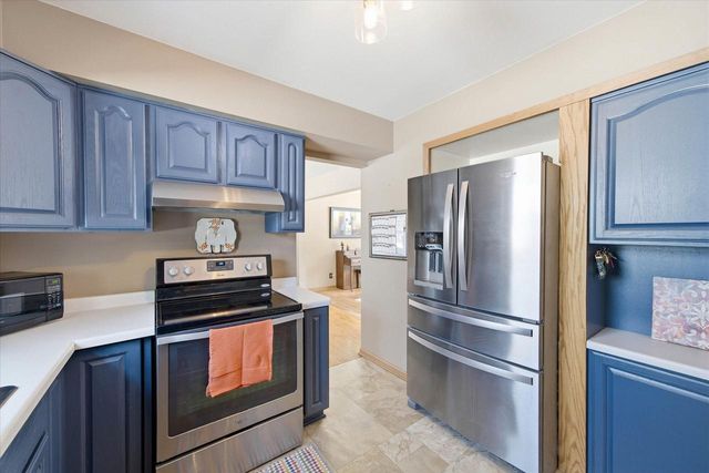 10726 Crestview DRIVE, Cedarburg, WI 53012