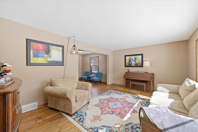 10726 Crestview DRIVE, Cedarburg, WI 53012