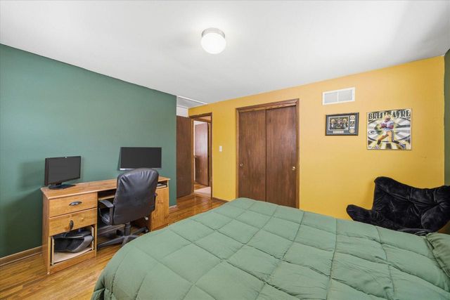 10726 Crestview DRIVE, Cedarburg, WI 53012