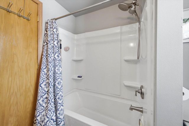 10726 Crestview DRIVE, Cedarburg, WI 53012