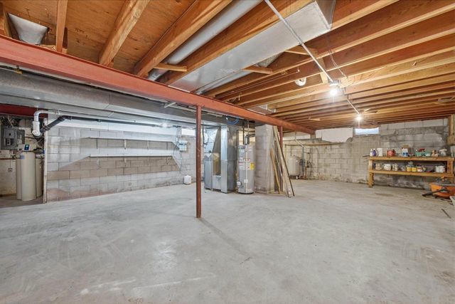 10726 Crestview DRIVE, Cedarburg, WI 53012