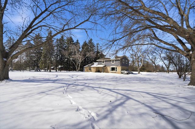 10726 Crestview DRIVE, Cedarburg, WI 53012
