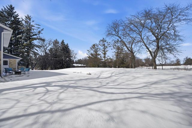 10726 Crestview DRIVE, Cedarburg, WI 53012