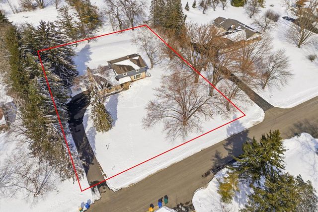 10726 Crestview DRIVE, Cedarburg, WI 53012