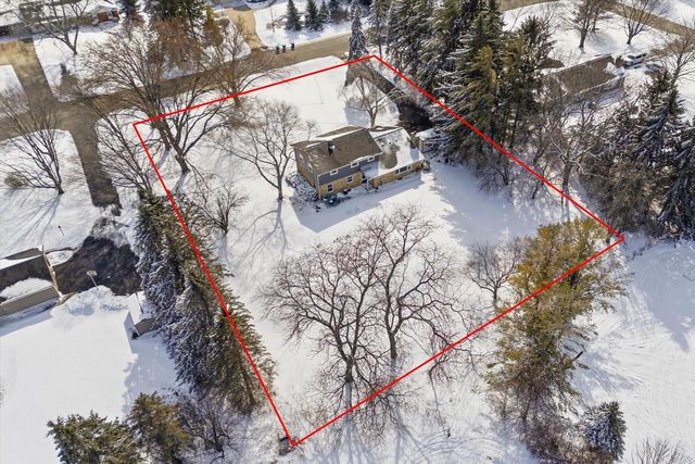 10726 Crestview DRIVE, Cedarburg, WI 53012