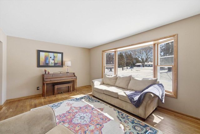 10726 Crestview DRIVE, Cedarburg, WI 53012