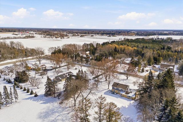 10726 Crestview DRIVE, Cedarburg, WI 53012